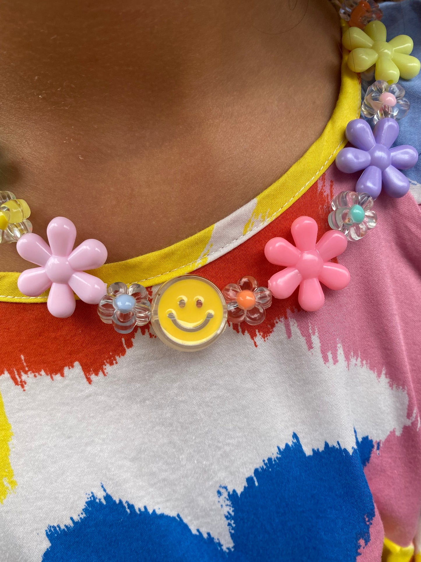 SMILEY FLOWER CHOKER NECKLACE